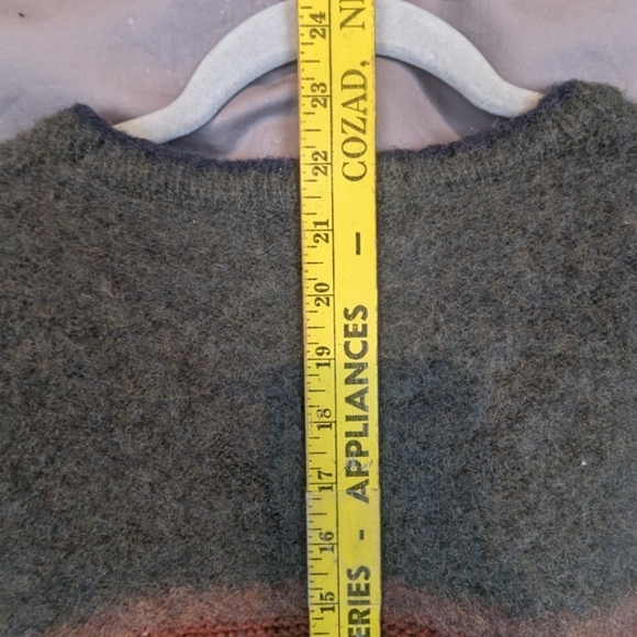 Eddie Bauer medium 83% wool men's V-Neck sweater in olive green, navy, rust - Picture 9 of 10